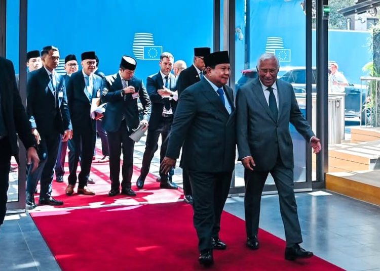 Presiden Prabowo Subianto bersama Presiden Dewan Eropa, Antonio Costa, saat hendak melakukan pertemuan bilateral di Gedung Europa, Brussel, Belgia, Minggu (13/7/2025). (fornews.co/BPMI Setpres)