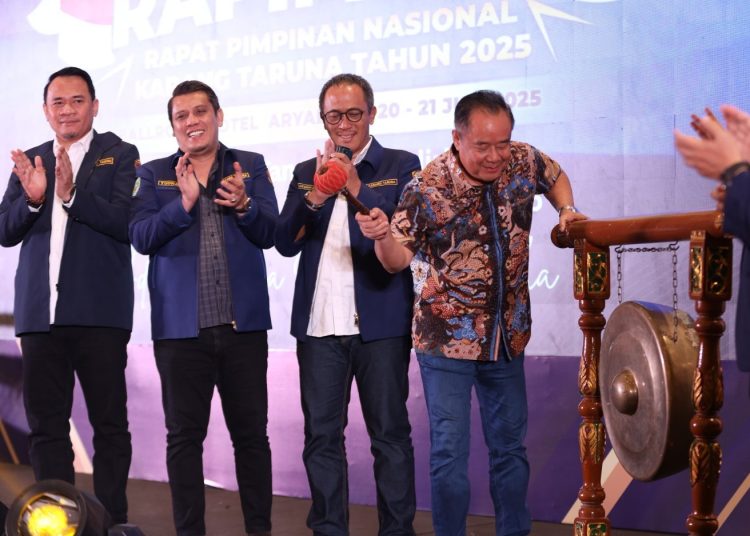 Wagub Sumsel, Cik Ujang, bersama Ketua DPRD Sumsel, Andie Dinialdie, Wakil Ketua Pengurus Nasional Karang Taruna, Wahyu Sanjaya dan Ketua Karang Taruna Sumsel, Yudha Novanza Utama, saat membuka Rapimnas Karang Taruna Tahun 2025, di Ballroom Hotel Aryaduta Palembang, Minggu (20/7/2025). (fornews.co/ist)