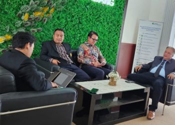 Tim Kuasa Hukum Dr Wijang Widhiarso, Sofhuan Yusfiansyah, SH, MH dan rekan dari SHS Law Firm, saat hendak melakukan mediasi di Kantor Disnaker Palembang, Senin (28/7/2025). (fornews.co/ist)