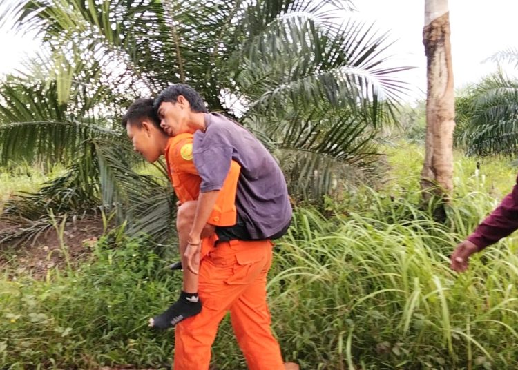 Tim SAR Gabungan saat mengevakuasi karyawan PT UMKJP, Indra Winarko, yang hilang di hutan Desa Taja Indah, Kecamatan Betung, Kabupaten Banyuasin, Selasa (15/7/2025). (fornews.co/ist)