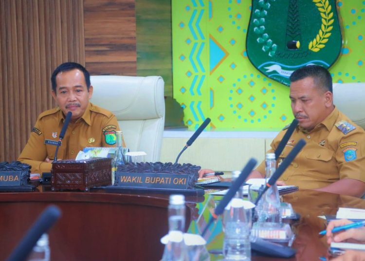 Wabup OKI, Supriyanto (kanan) diterima Wabup Muba, Rohman dan jajaran Pemkab Muba, di Ruang Rapat Serasan Sekate, Sekayu, Senin (21/7/2025). (fornews.co/ist)