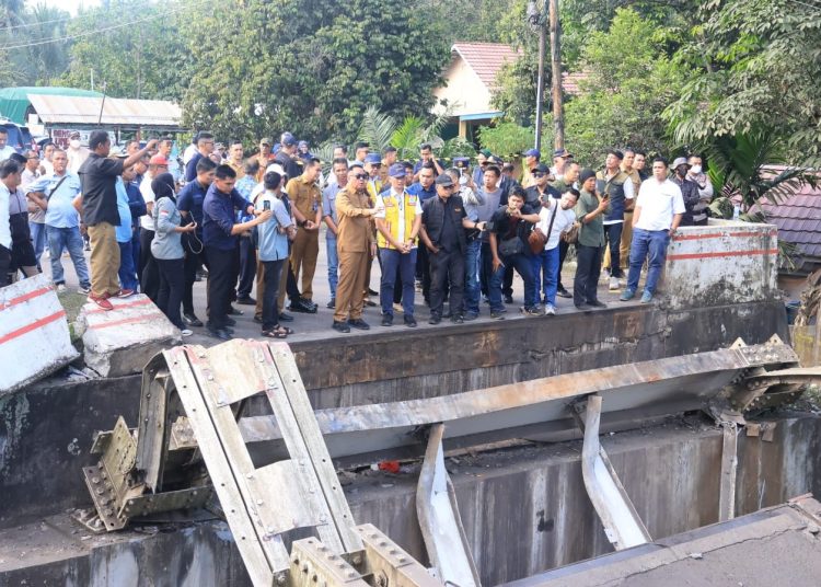 Wagub Sumsel, Cik Ujang, saat meninjau langsung lokasi robohnya Jembatan Muara Lawai B, Kecamatan Merapi Timur, Kabupaten Lahat, Selasa (1/7/2025). (fornews.co/ist)