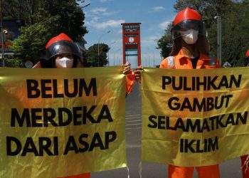 Penampakan aksi dari para korban asap di Sumsel yang membentangkan spanduk di pangkal Jembatan Ampera, Palembang, Rabu (16/7/2025). (fornews.co/ist)