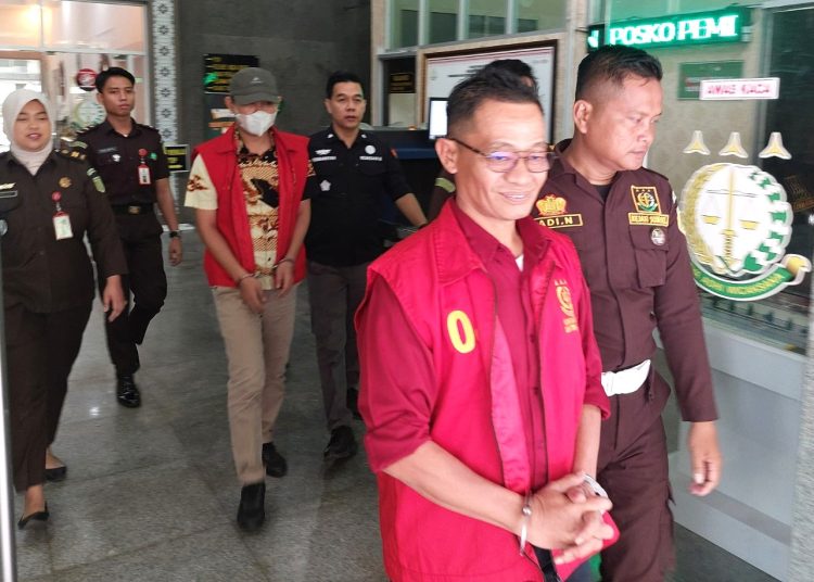Kejati Sumsel menahan dua tersangka Obstruction of Justice ke Rutan Kelas I Pakjo Palembang, usai penyerahan tersangka dan barang bukti, di Kantor Kejati Sumsel, Selasa (15/7/2025). (fornews.co/ist)