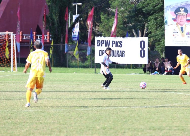 Tim Partai Golkar saat menghadapi Tim PKS pada turnamen sepakbola antar pengurus parpol se-Sumsel, yang digelar di Venue Baseball, JSC Palembang, Rabu (9/7/2025). (fornews.co/ist)