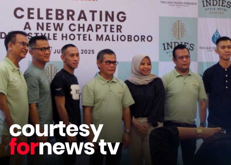 DIREKTUR PT. Accola Hotel Indonesia, Haryadi (tengah), foto bersama jajaran pengelola Indies Hotel Bali, Bandung, dan Jogja. ((foto fornews.co/fornews tv/adam)