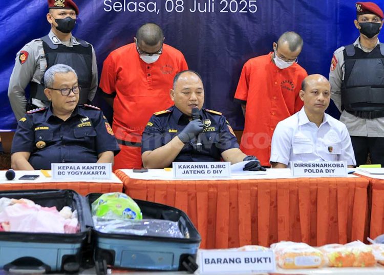 KEPALA pejabat Kantor Wilayah Bea Cukai Jateng dan DIY, Imik Eko Putro, saat memberikan keterangan di depan awak media, Selasa, 8 Juli 2025. (foto fornews.co/adam)