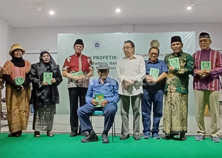 SEJUMLAH tokoh foto bersama pada peluncuran buku dalam acara Kajian dan Apresiasi Samawa edisi ke-22 bertajuk "Titian Profetik: Sastra, Budaya dan Persaudaraan", Rabu, 2 Juli 2025. (foto fornews.co/adam)