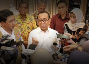 MENTERI Koordinator Bidang Pembanguanan Manusia dan Kebudayaan (Menko PMK), Pratikno, memberian keterangan kepada awa media di Jakarta, kamis malam, 21 Agustus 2025. (foto fornews.co/kemenkopmk)