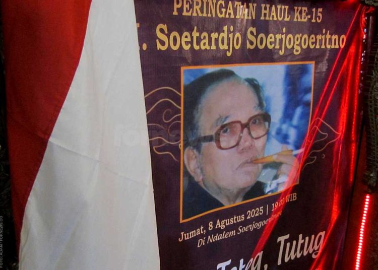 POSTER bergambar Soetardjo Soerjoguritno saat Haul berlangsung di Joglo Soerjoguritnan,  Jum;at malam, 8 Agustus 2025. (foto fornews.co/adam)