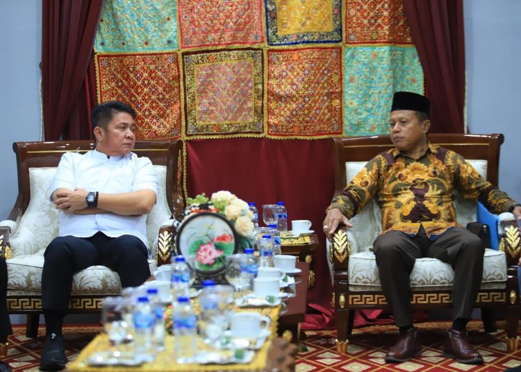 Gubernur Sumsel, Herman Deru, saat memberi arahan sebelum melepas lurah dan kepala desa di Griya Agung, Palembang, Jumat (22/8/2025). (fornews.co/ist)