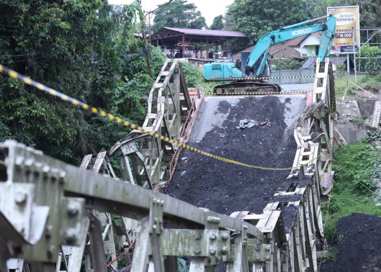 Jembatan Muara Lawai di Kecamatan Merapi Timur, Lahat, bakal dibangun ulang dengan menggunakan dana Rp20 miliar dari Asosiasi Pertambangan Batubara Sumsel. (fornews.co/ist)