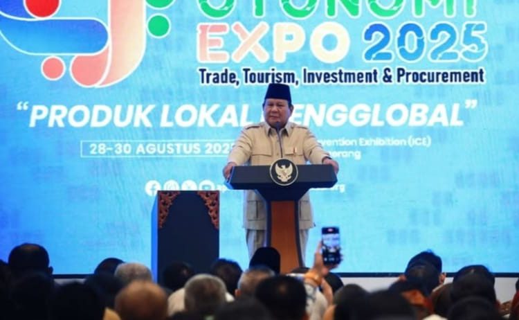 Presiden Prabowo Subianto saat berbicara dihadapan wali kota dan bupati pada APKASI Otonomi Expo Tahun 2025 di Nusantara Hall, ICE BSD, Tangerang, Banten, Kamis (28/8/2025). (fornews.co/Foto: BPMI Setpres)