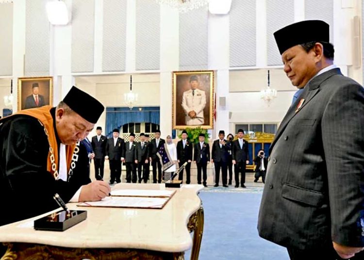 PRESIDEN Prabowo Subianto menyaksikan penandatanganan pengucapan sumpah Suharto sebagai Wakil Ketua Mahkamah Agung (MA) Bidang Yudisial di Istana Negara, Jakarta, pada Senin, 25 Agustus 2025. (foto fornews.co/cahyo/bpmi setpres)