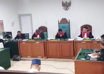 Majelis Hakim membacakan putusan pada perkara kasus dugaan korupsi pemalsuan dokumen surat tanah di Jalan Tol Betung - Tempino Jambi, di PN Tipikor Palembang, Jumat (15/8/2025). (fornews.co/ist)