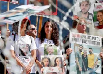 KELUARGA Israel menuntut agar keluarganya yang ditawan Hamas segera dibebaskan. Mereka juga mendesak Presiden AS Donald Trump membantu mengakhiri perang di Gaza. (foto fornews.co/abir sultan/epa)