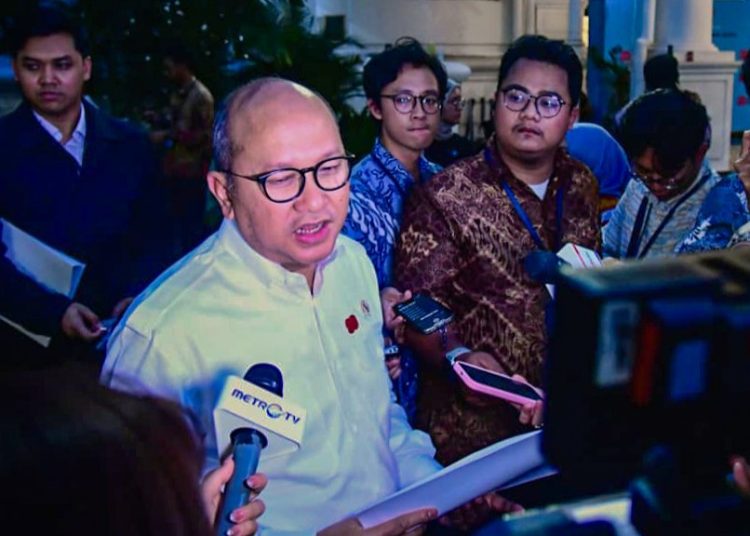 Menteri Investasi dan Hilirisasi/Kepala BKPM Rosan Perkasa Roeslani menjawab pertanyaan awak media, usai menghadap Presiden Prabowo di Istana Kepresidenan Jakarta, Rabu (6/8/2025) malam. (fornews.co/Foto: BPMI Setpres)