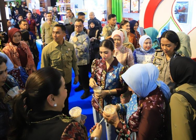 Ibu Wakil Presiden RI, Selvi Ananda Gibran, saat mengunjungi stand booth SKK Migas, pada Sriwijaya Expo Tahun 2025, di Pelataran Benteng Kuto Besak, Palembang, Jumat (1/8/2025) lalu. (fornews.co/ist)