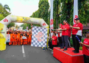 FUN WALK PELANGI dibuka langsung oleh Wali Kota Administrasi Jakarta Pusat Arifin, di Plaza Kantor Wali Kota Jakarta Pusat, Jalan Tanah Abang I, Gambir, Ahad, 24 Agustus 2025. (foto fornews.co/humas pemrov dki jakarta)