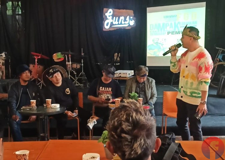 Ketua DKSS Sumsel, Iqbal Rudiyanto (berdiri) saat berbicara pada FGD tentang Dampak Kebijakan LMKN terhadap pemusik, khususnya di Sumsel, di GUNS Cafe, Senin (18/8/2025). (fornews.co/Sidratul Muntaha)