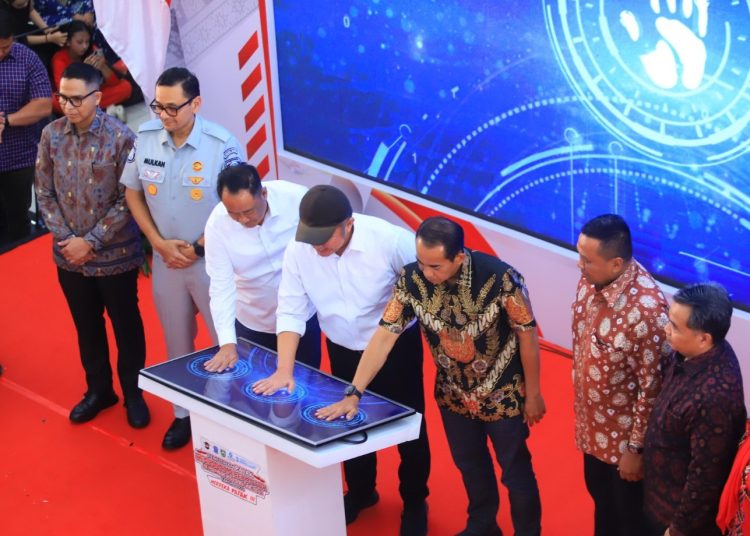 Gubernur Sumsel, Herman Deru, didampingi Wakil Gubernur Cik Ujang dan Kepala Bapenda Sumsel, Achmad Rizwan, saat memberikan keterangan kepada awak media, di Atrium PTC Mall Palembang, Sabtu (16/8/2025). (fornews.co/ist)