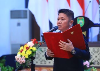 Gubernur Sumsel, Herman Deru, saat menyampaikan sambutan sebelum mengukuhkan Kepala Perwakilan BKKBN Sumsel, dr Arios Saplis, di Griya Agung Palembang, Selasa (5/8/2025). (fornews.co/ist)