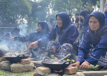 Aktivitas warga KBA Jorong Tabek, Kecamatan Hiliran Gumanti, Talang Babungo, Kabupaten Solok, saat membuat produksi gula semut aren, beberapa waktu lalu. (fornews.co/ist)