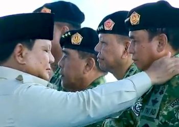 Presiden Prabowo Subianto saat menganugerahkan pangkat Jenderal Kehormatan Bintang 3 kepada Mayjen TNI (Purn) Chairawan K Nusyirwan Chairawan, di Pusdiklatpassus, Batujajar, Bandung, Jawa Barat, Minggu (10/8/2025). (fornews.co/tangkap layar)