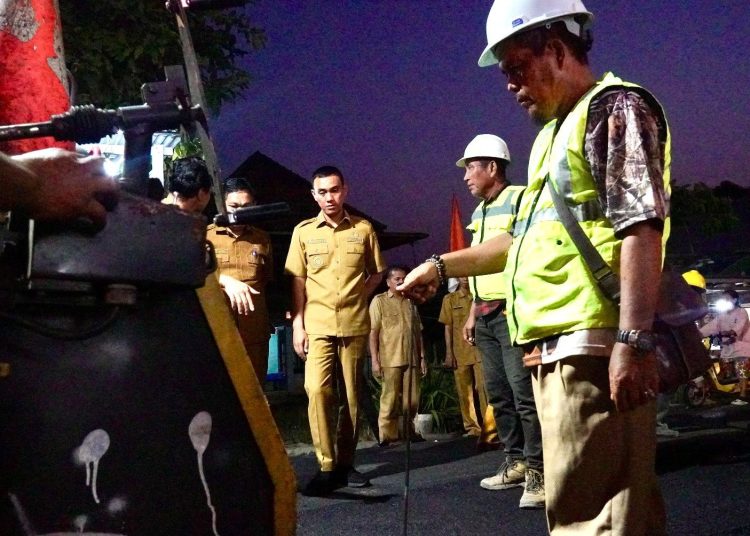 Bupati OKI, Muchendi Mahzareki saat melihat langsung proses pengerjaan perbaikan jalan di salah satu kecamatan di Kabupaten OKI. (fornews.co/ist)