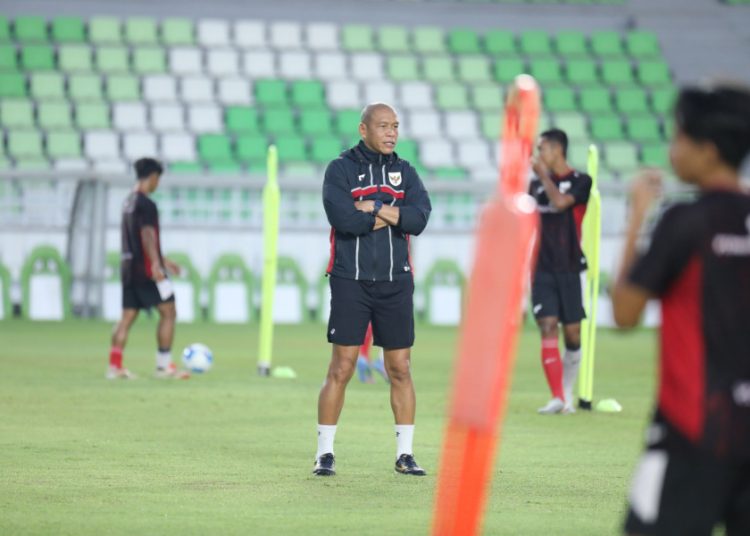Pelatih Kepala Timnas Indonesia U-17, Nova Arinto, saat memimpin latihan persiapan menghadapi Tajikistan U-17 di Stadion Utama Sumatera Utara, Deli Serdang, Minggu (10/8/2025) kemarin. (fornews.co/PSSI)