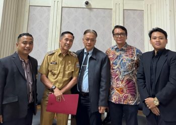 Wali Kota Palembang, Ratu Dewa bersama Wijang Widhiarso dan Tim Kuasa Hukum dari SHS Law Firm, saat beraudiensi dengan terkait persoalan dengan UMDP, beberapa waktu lalu. (fornews.co/ist)