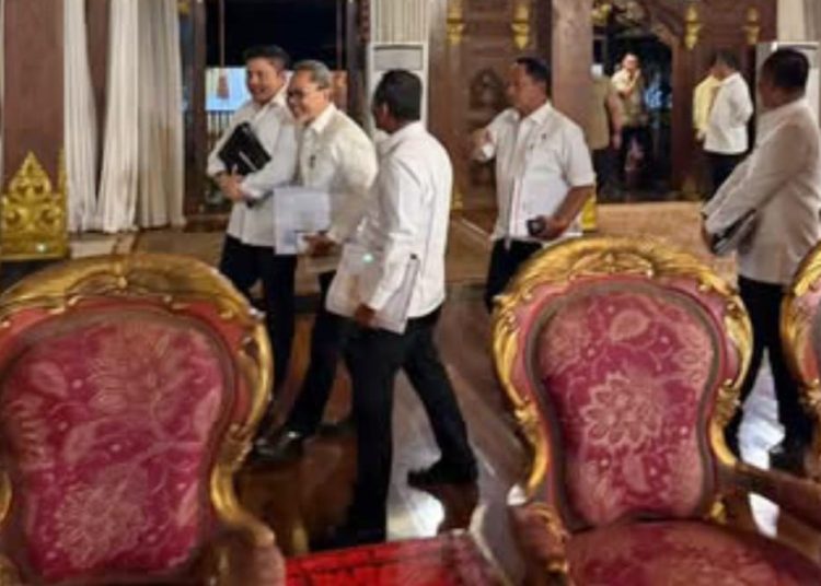 Sejumlah Menteri Kabinet Merah Putih bersama Sekretaris Kabinet, Teddy Indra Wijaya saat berada di kediaman pribadi Presiden Prabowo Subianto di Hambalang, Kabupaten Bogor, Selasa (19/8/2025) malam. (fornews.co/tangkap layar)
