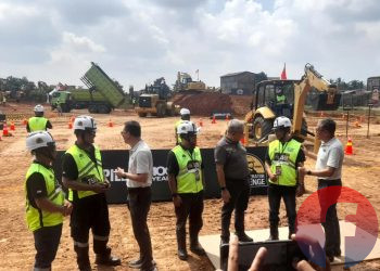 Sejumlah operator alat berat saat unjuk skill ajang pencarian operator alat berat terbaik Indonesia bertajuk Cat Global Operator Challenge (GOC) 2025, di areal PT Trakindo Utama (Trakindo), Palembang, Rabu (6/8/2025). (fornews.co/Aprianto)