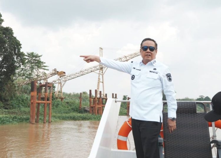 Wagub Sumsel, Cik Ujang, saat melakukan survei dan peninjauan langsung pada alur sungai di wilayah Sungai Lematang, Lahat, Rabu (6/8/2025). (fornews.co/ist)