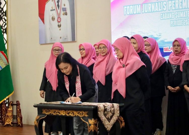 Sekjen FJPI Pusat, Tri Rizki Ambarwatie menandatangani berita acara pelantikan Ketua Umum FJPI Sumsel periode 2025-2028, Dwitri Kartini bersama jajaran pengurus baru, di Rumah Dinas Wali Kota Palembang, Selasa (12/8/2025). (fornews.co/ist)
