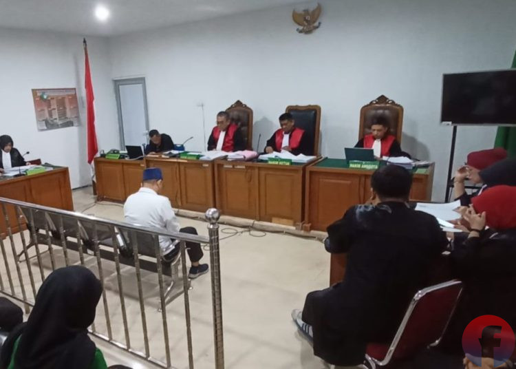 Kuasa Hukum terdakwa Yudhi Herzandi, Hj Nurmala SH MH, didampingi Fitrisia Madinah SH saat membacakan agenda nota pembelaan atau pledoi di PN Tipikor Palembang, Kamis (14/8/2025). (fornews.co/sidratul Muntaha)