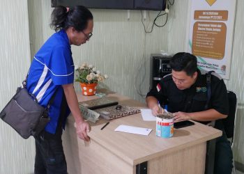 Perwakilan Posko Rumah Merdeka saat melaporkan PT Cakra Bumi Energi ke Dinas Lingkungan Hidup (DLH) Muara Enim, pada Rabu (20/8/2025) lalu. (fornews.co/ist)