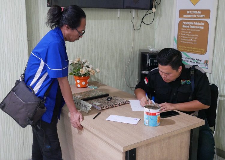 Perwakilan Posko Rumah Merdeka saat melaporkan PT Cakra Bumi Energi ke Dinas Lingkungan Hidup (DLH) Muara Enim, pada Rabu (20/8/2025) lalu. (fornews.co/ist)