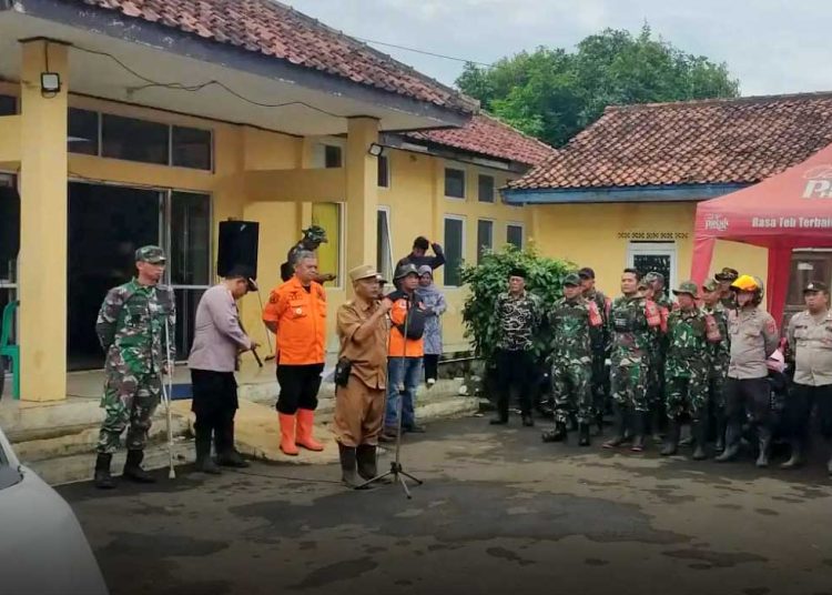 TRC BNPB bersama petugas gabungan melakukan koordinasi pendataan, evakuasi dan penanganan darurat di Kecamatan Cisolok, Kabupaten Sukabumi, Jawa Barat, pada Selasa, 28 Oktober 2025. (foto fornews.co/bpbd)