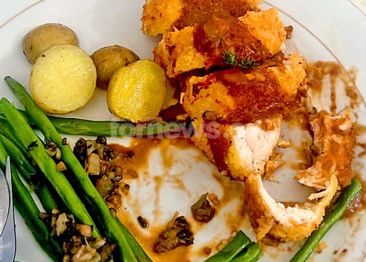 MENU Chiken Cordeon Bleu hasil karya salah satu peserta lomba masak Tingkat SMK Boga se-DIY di SMK Bopkri 2 Bintaran, Jogja, Sabru, 11 Oktober 2025. (foto fornews.co/devi)