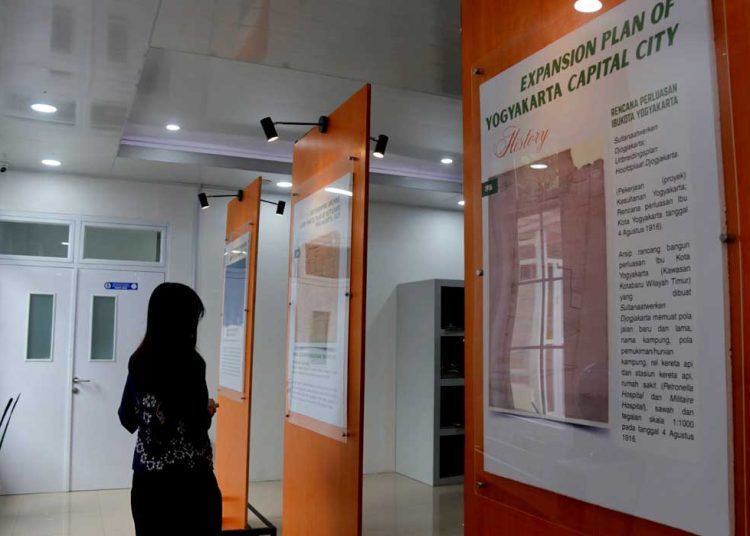 SALAH seorang pengunjung pameran arsip dan literasi di Perpustakaan dan Kearsipan Kota Yogyakarta tampak serius membaca salah satu informasi yang dipamerkan, Selasa, 28 Oktober 2025. (foto fornews.co/hes/pemkot jogja)