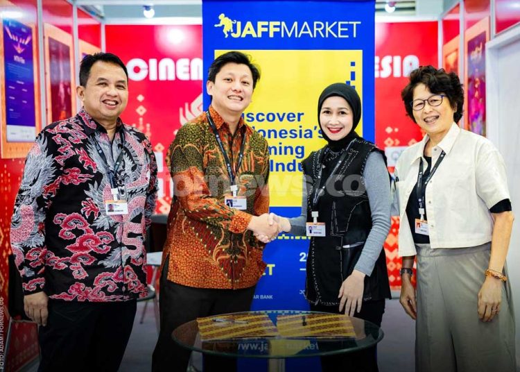 JAFF Market yang diwakili oleh Sekarini Seruni, Direktur Bisnis didampingi oleh Linda Gozali, Direktur Market bersama Cinepoint yang diwakili Vincent Putera Direktur, Direktur Utama yang didampingi oleh Sigit Prabowo Presiden Komisaris menandatangi nota kesepahaman kerjasama Cinepoint sebagai mitra resmi penyedia data dan analisa mendalam industri perfilman di Indonesia. (foto fornews.co/jaff)