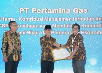 Mendes PDTT Yandri Susanto saat menyerahkan kategori Excellent Individu kepada Direktur Utama Pertagas, pada penganugerahan CSR & PDB Awards ISSF Tahun 2025, di Hotel Bidakara Jakarta Selatan, Selasa (30/9/2025) malam. (fornews.co/ist)