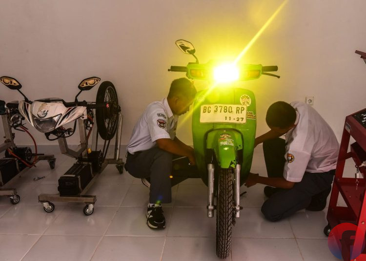 Guru dan siswa SMK N 2 Palembang melakukan berbagai persiapan di bengkel konversi dan perawatan motor listrik binaan PT PLN (Persero) UID S2JB, Rabu (22/10/2025). (fornews.co/foto: Mushaful Imam)