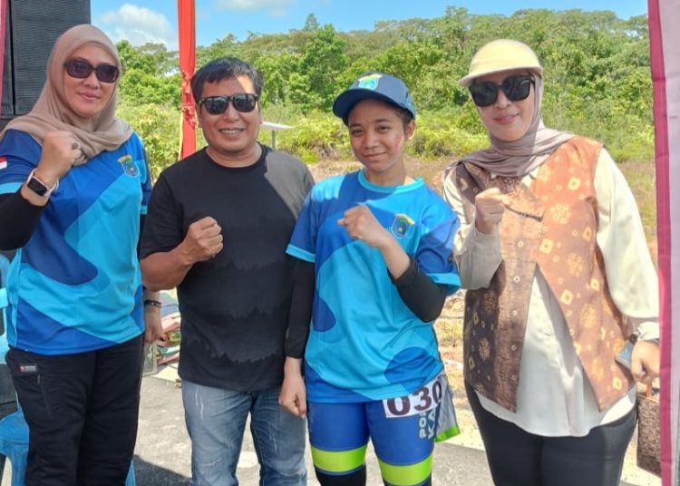 Atlet sepatu roda OKI, Izra Zulsilva (dua dari kanan), usai meraih medali emas, perak dan dua perunggu, di Porprov XV Sumsel 2025, Sekayu, Sabtu (18/10/2025). (fornews.co/ist)