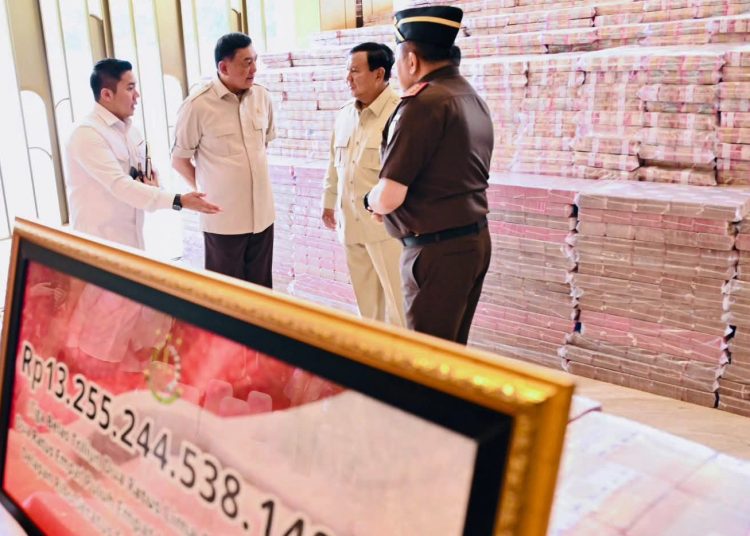 Presiden Prabowo Subianto berbicara dengan Kejagung ST Burhanuddin, saat menyaksikan uang pengganti kerugian negara sebesar Rp13,255 T, di Gedung Utama Kompleks Kejagung, Jakarta, Senin (20/10/2025). (fornews.co/ist)