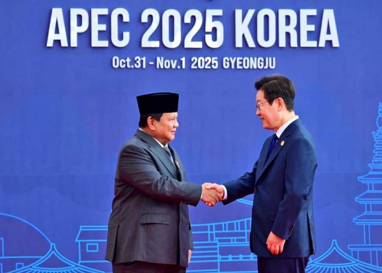 PRESIDEN Republik Indonesia, Prabowo Subianto disambut Presiden Republik Korea Lee Jae Myung saat menghadiri Konferensi Tingkat Tinggi (KTT) Kerja Sama Ekonomi Asia Pasifik (APEC) 2025 di Hwabaek International Convention Centre (HICO), Gyeongju, Republik Korea, pada Jum'at, 31 Oktober 2025. (foto fornews.co/muchlis jr/bpmi setpres)