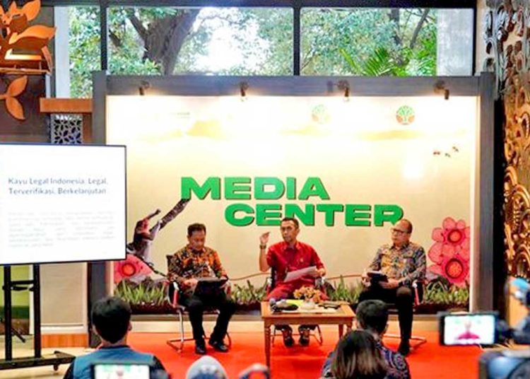 DIREKTUR IPSDH R. Agus Budi Santosa menjelaskan fungsi EWS di depan awak media. (foto fornews.co/klh)