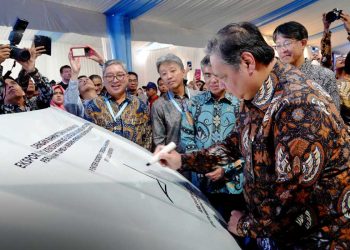 MENTERI Koordinator Bidang Perekonomian, Airlangga Hartarto, menorehkan tanda tangan di PT Toyota Motor Manufacturing Indonesia (TMMIN), Kamis, 9 Oktober 2025. (foto fornews.co/ekon ri)