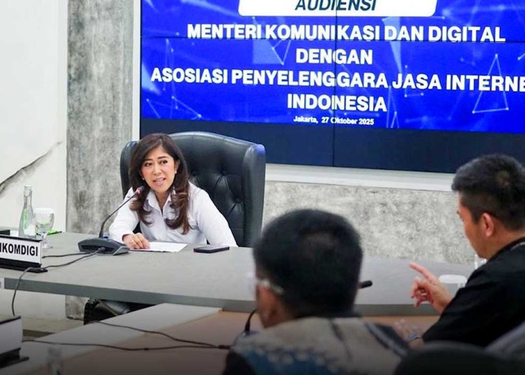 MENKOMDIGI Meutya Hafid saat audiensi dengan APJII di Kantor Komdigi, Jakarta Pusat, Senin, 27 Oktober 2025. (foto fornews.co/ardi w/komdigi)